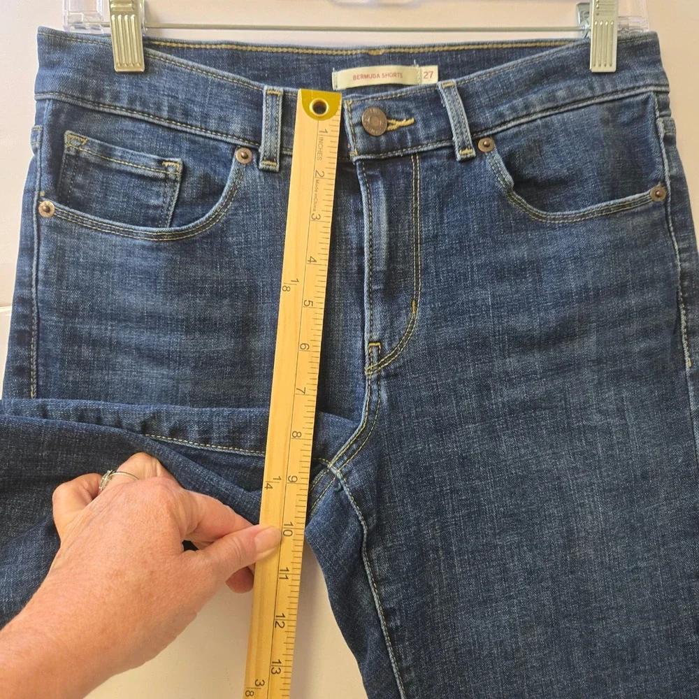 Levi Strauss Womens 27 Bermuda Shorts Dark Wash Denim Mid Rise Stretch Casual